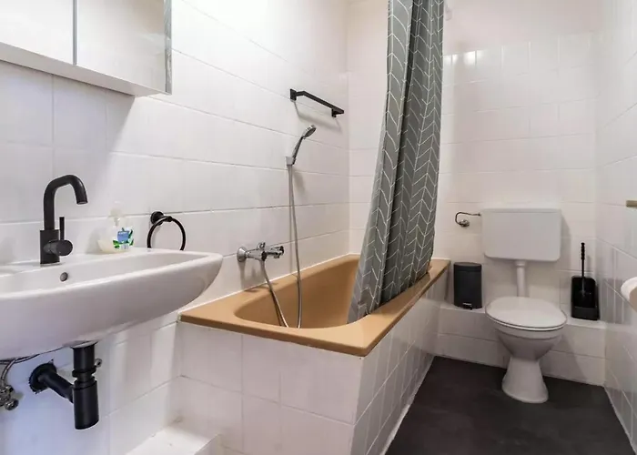 Next - Free Parking & Wifi - Badewanne ドゥイスブルグ